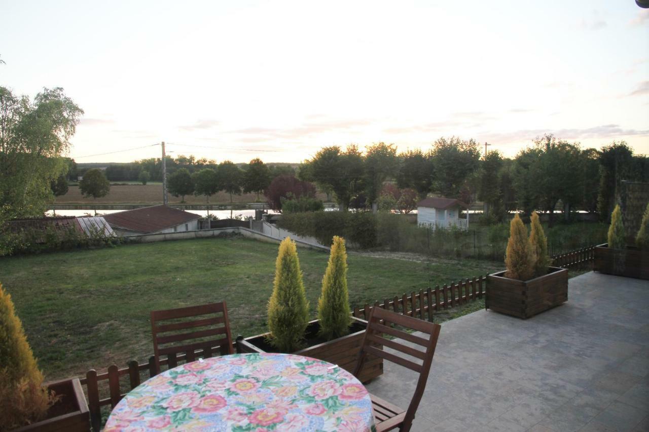 La Maison Et Son Jardin Sur Le Canal De Bourgogne Ravieres Dış mekan fotoğraf